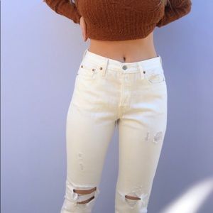 Levis Wedgie fit white jeans with iconic patch 🤍